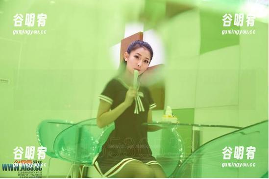 AISS爱丝(钻石版) - 街角上的欣杨，她的写真到底让你心动还是心烦？