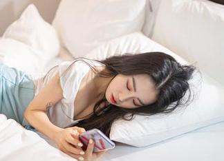 这组Dami(퀸다미)的校服美图真让人怀念学生时代的傻气！