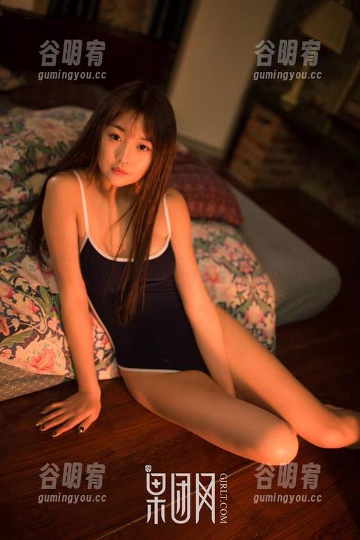 GIRLT果团网 - 在泳池里的龚玥菲：写真分享不是梦，浮夸也能很优雅！