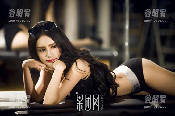 投稿作品白色衬衫：果团网高清写真集，简直太放飞自我了！