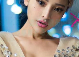 UGirls尤果网 – 走进谭晓彤的天台梦境：图集展开奇妙旅程