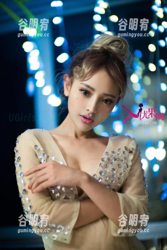 UGirls尤果网 - 走进谭晓彤的天台梦境：图集展开奇妙旅程