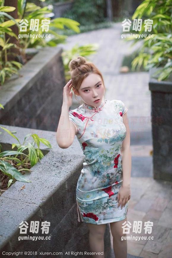 Xiuren秀人网 - 梦娜Vanessa带你玩转天台：最新图片，抓住那一瞬间