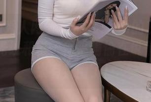 Xiuren秀人网 – 爱丽莎Lisa的灰丝私房照里，光线和影子似乎偷偷在说悄悄话，太有氛围了！