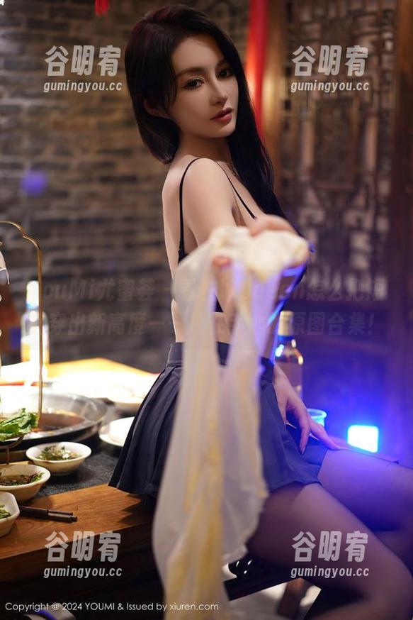 YouMi尤蜜荟 - 看左冰Queen怎么把短裤穿出新高度——捧在手心的原图合集！