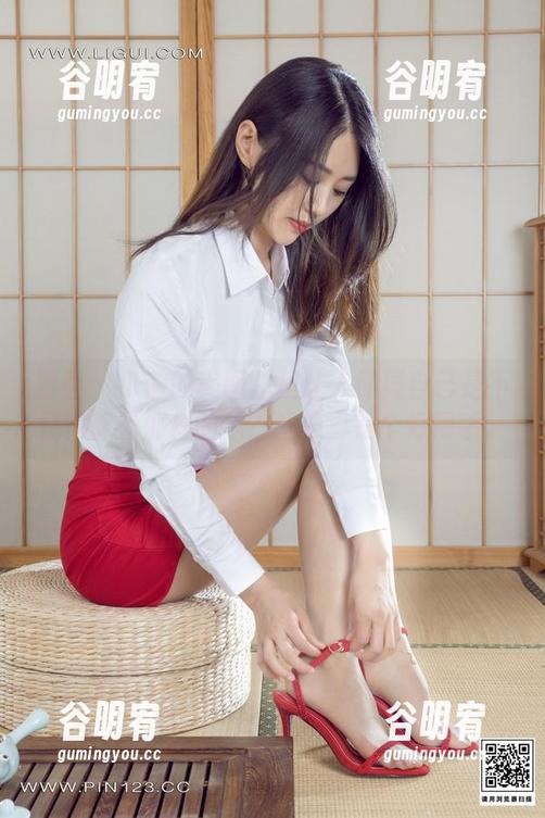 丽柜 - 小唐的美图总是让人怀疑自己是不是也能有那样的腿？丝袜真是个好帮手。