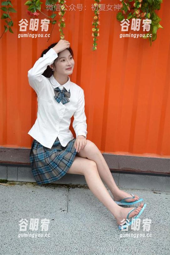 初夏女神 - 想学依依的搭配术？最新校服与37码运动鞋，图片告诉你怎么变身校园时尚！