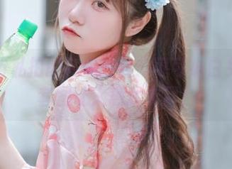 校园风与私拍的完美结合：可可小白兔的教室套图让人意犹未尽！