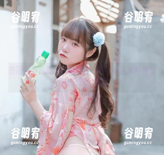 校园风与私拍的完美结合：可可小白兔的教室套图让人意犹未尽！