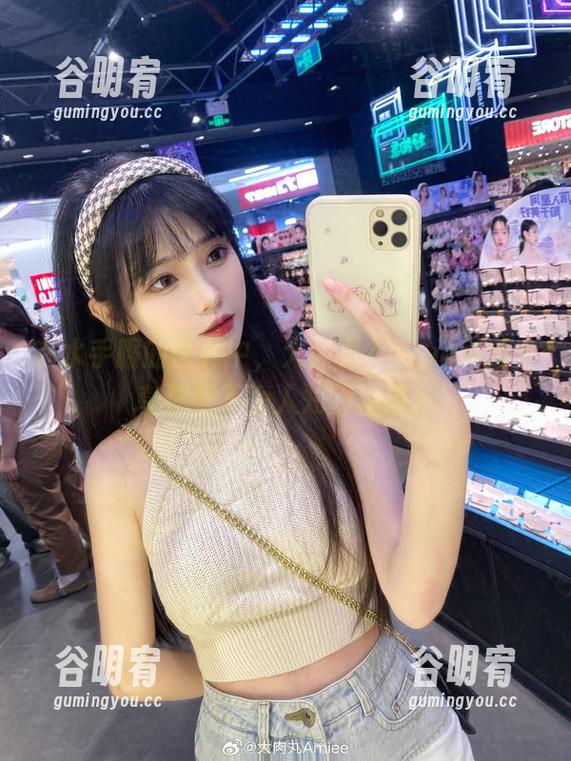 在水手服的世界中，大肉丸Amiee高清分享那些不为人知的浪漫！