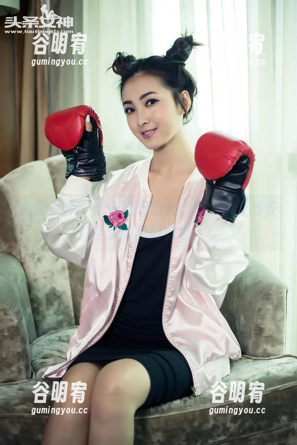 头条女神 - 眼镜这玩意儿，竟然能让乔安的全套图集如此撩人！