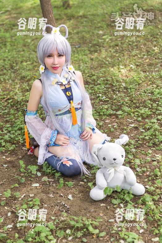 头条女神 - 艾静香的图集狂欢：写真的OL小插曲
