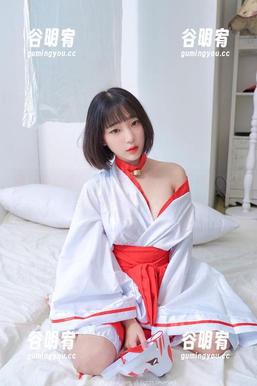看！姜仁卿(강인경)的在线礼服图片：光影与情绪交织的瞬间！