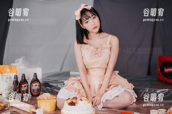最新的姜仁卿(강인경)美足照片：光影交错中，那一抹温柔的触感真让人心动