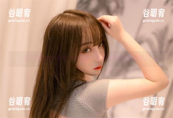 尤猫醒醒ovo泳池Cos轶事：水的低语与角色的梦影