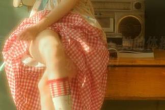 在温泉中跃动的幼水铃衣：她的体操服竟成了水的舞伴！