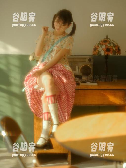 在温泉中跃动的幼水铃衣：她的体操服竟成了水的舞伴！