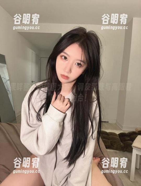 果咩酱w的美图大赏：调皮猫咪与高跟鞋的绝妙组合！