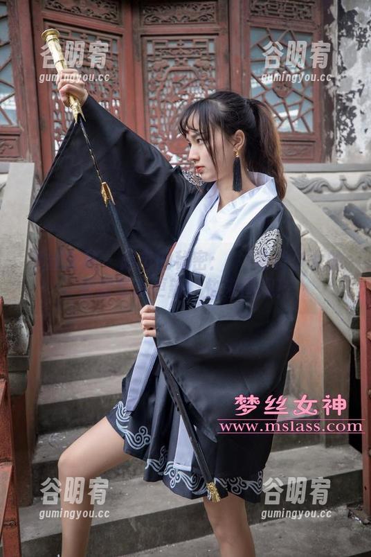 梦丝女神 - 超市的秘密：玥玥吃货少女的最新写真更新，快来围观！