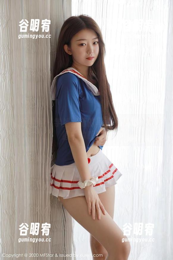 模范学院 - 学姐星萌的写真一角：光影交错中的暧昧感