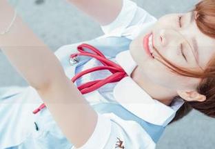 波萝社 – 猫九酱Sakura的眼镜写真集，最新作品里，仿佛听见她轻声细语。