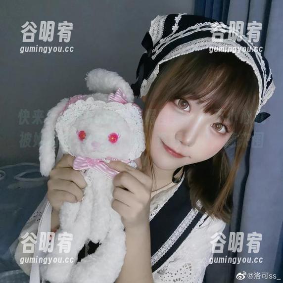 快来！洛可ss的小红帽图集，一不小心就被她的甜美俘获了哦！资源有限，速来围观！