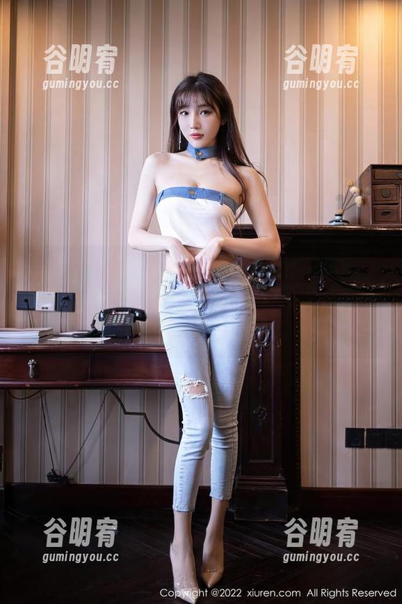 秀人网 - 分享HeyuZhang的镂空图包：感觉这组图就像天气一样，时而阳光直射，时而云雾缭绕！