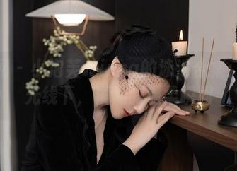 秀人网 – 小泡芙winna的泳池合集：细腻光线下，模糊的温柔瞬间