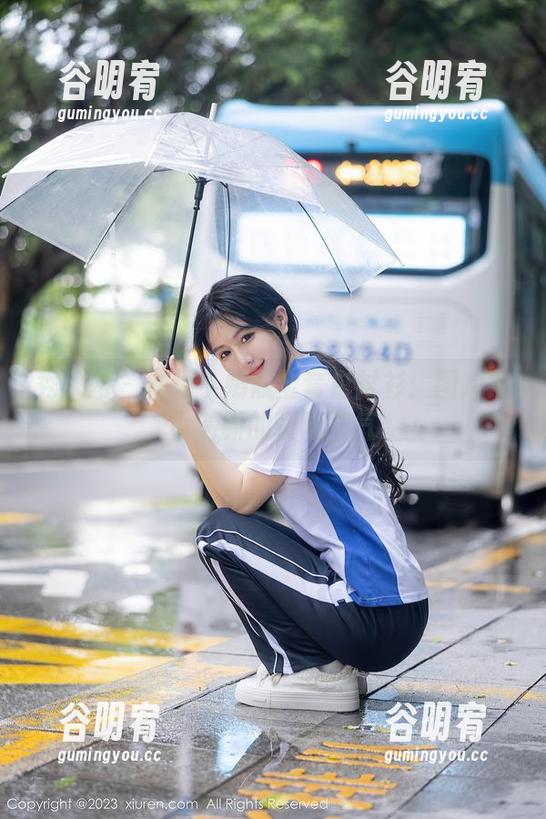秀人网 - 柚柚小奶瓶全套白衬衫：图片中小清新的暧昧空气