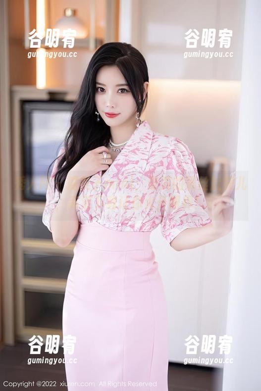 秀人网 - 糯美子mini：最美的黑丝肚兜儿，高清下载让你大开眼界！
