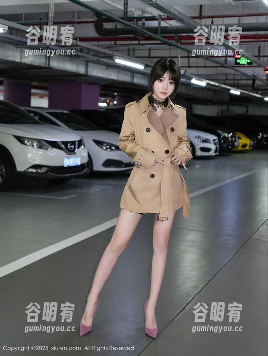 秀人网 - 滑翔在蓝天的菲儿beauty空姐：写真合集，呼吸之间的微妙
