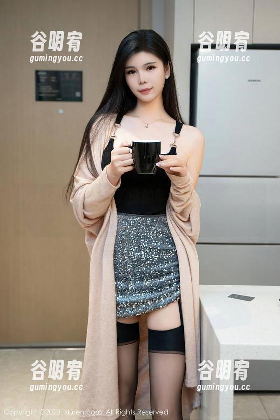 秀人网 - 蕾蕾醒了没的制服之旅：图集里的小秘密，嘿嘿！