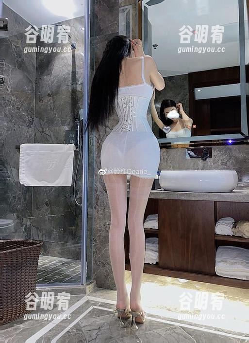 微密圈 - 私拍中的黑丝长腿，脸红Dearie的原图透着几分俏皮！