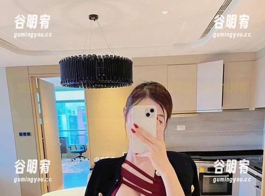 微密圈 - 探索脸红Dearie白丝的秘密花园：照片如同轻柔的呢喃