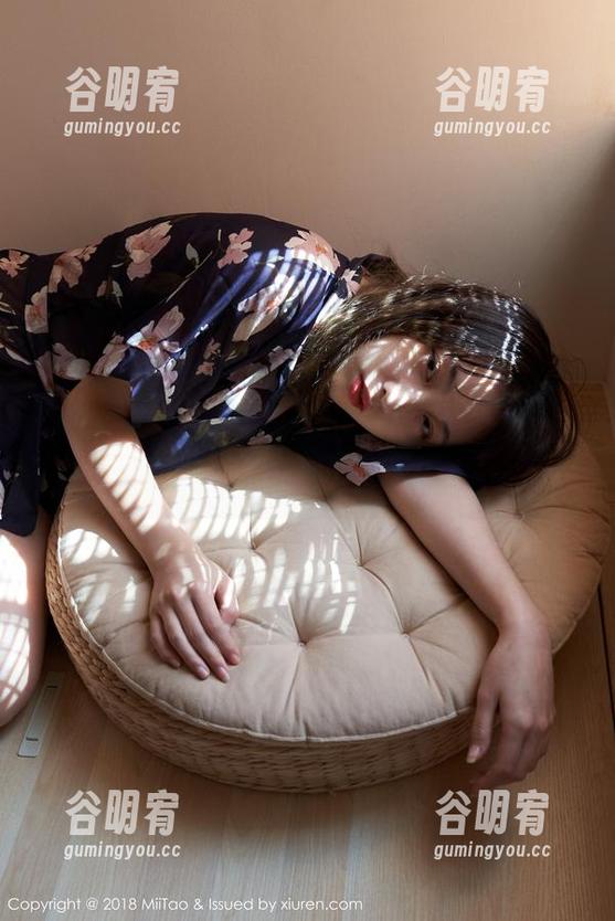 蜜桃社 - 白衬衫里的秘密：美绪套图下载，诱惑还是艺术？