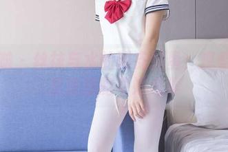 袜啵啵 – 丝袜与水的调皮捣蛋：观看奶油互挠脚的奇妙合集