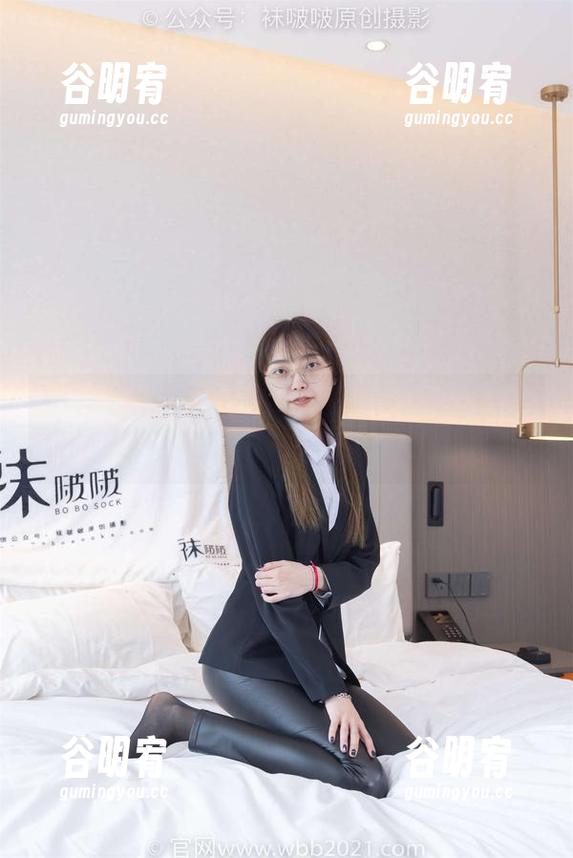 袜啵啵 - 私房小甜豆：皮裤裤里丝，果然是个小调皮鬼。