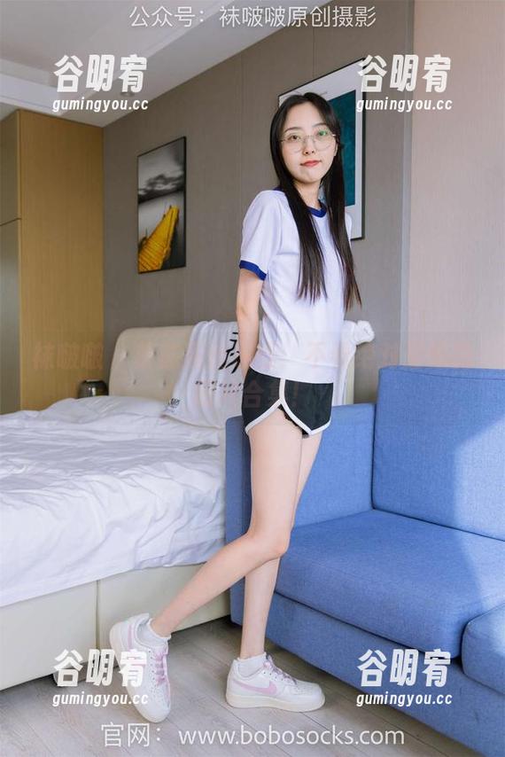 袜啵啵 - 苏苏黑丝迷情：不看绝对后悔的图片合集！