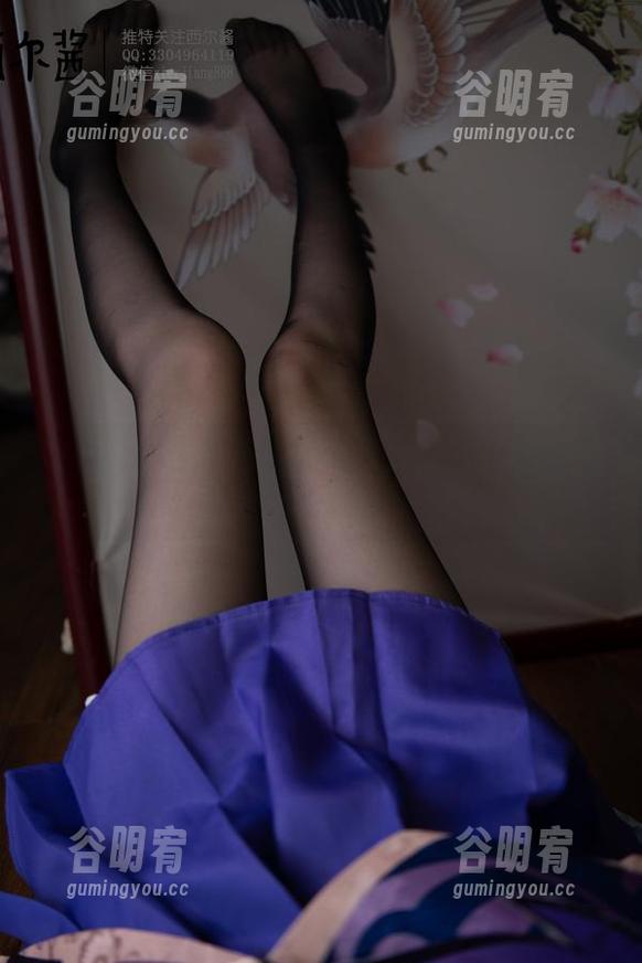 谁说蓝白围裙不能让人惊艳？西尔酱的写真cos证明一切！