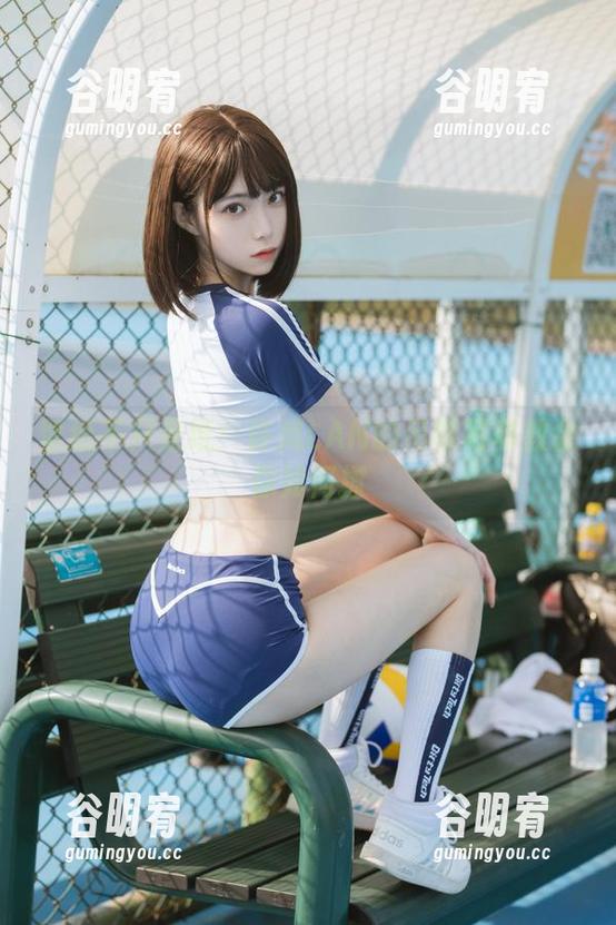 壁纸不只是纸：许岚LAN的吊带写真教会你如何撩