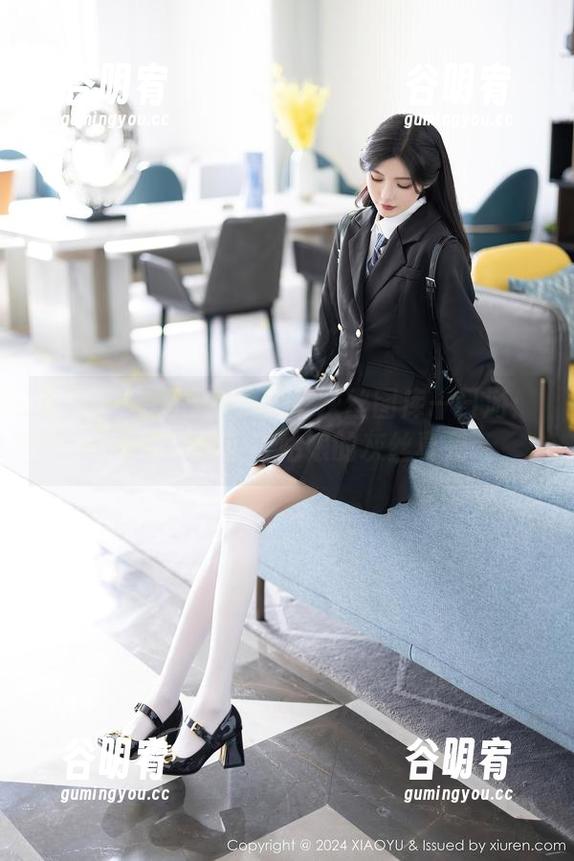 语画界 - 杨晨晨Yome灰丝图库一日游：一边看一边想，姑娘的灰丝真是...