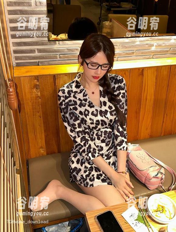 微密圈 - 别说我没告诉你，轩子巨二兔酒红礼服合集，今天免费放送中！