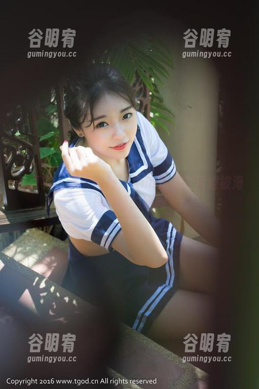 青豆客 - 夏天图册：Ann尤美在海边被海风追逐的瞬间