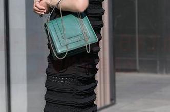 魔镜街拍 – 黑丝OL婷婷：日常工作与套图资源的完美结合
