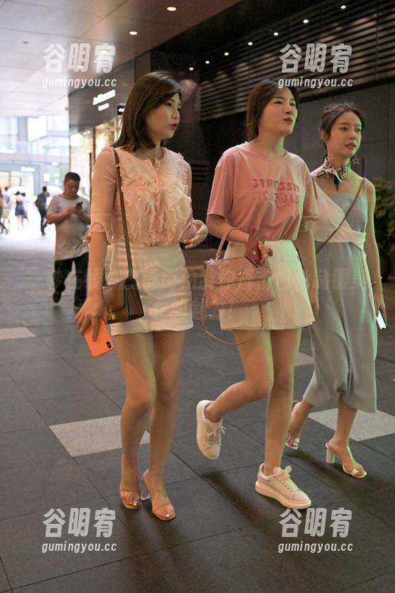 一秒在线：魔镜街拍带你直击白色制服美女的魅力！