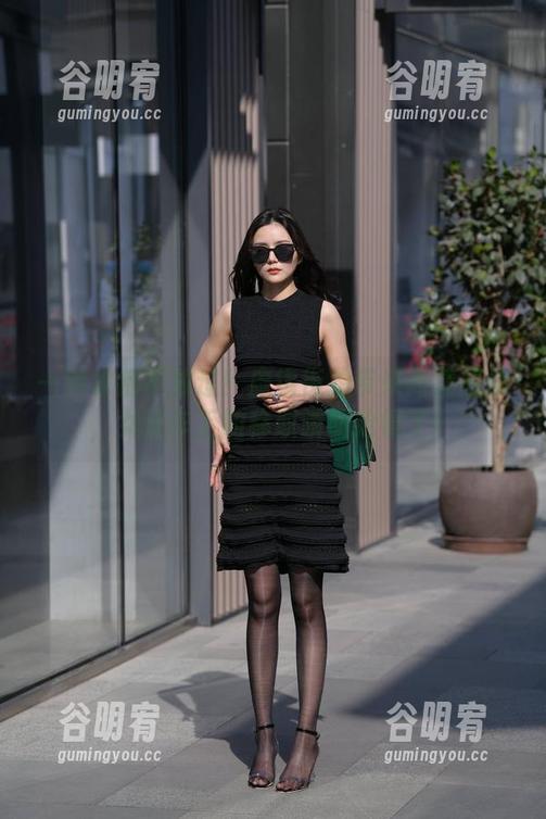 一滴水都不放过！魔镜街拍带来高清图册，女洗车工的称职瞬间抢镜了！