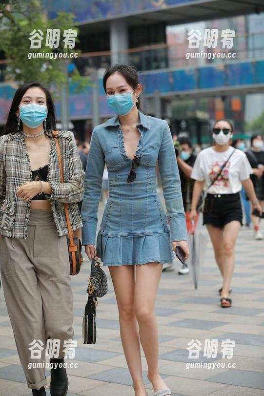 魔镜街拍最新独家：为你奉上超极品肉丝紧身牛仔热裤合集，心跳加速！